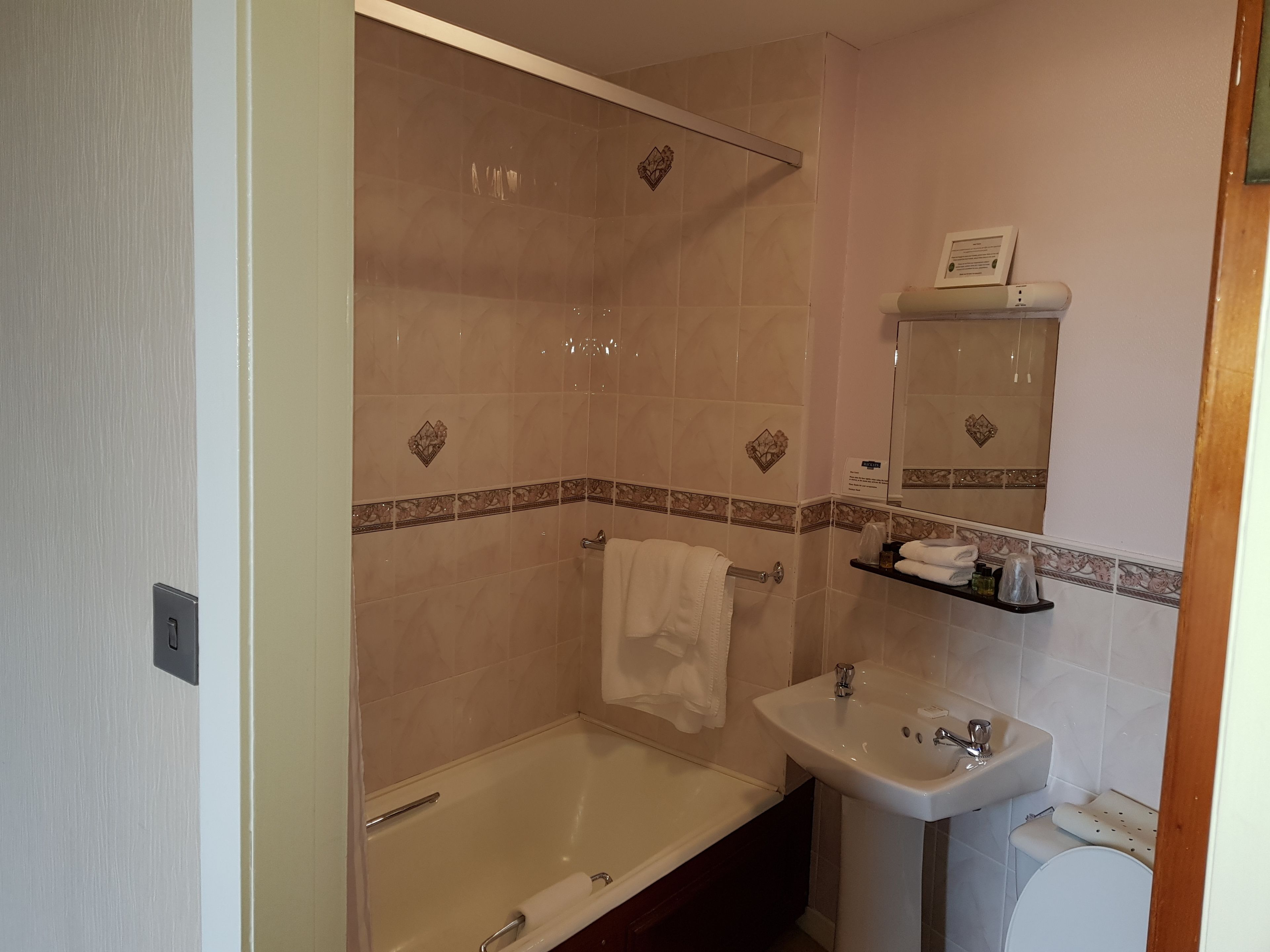 Ein Badezimmer mit einer Badewanne, einem Waschbecken und einer Toilette.