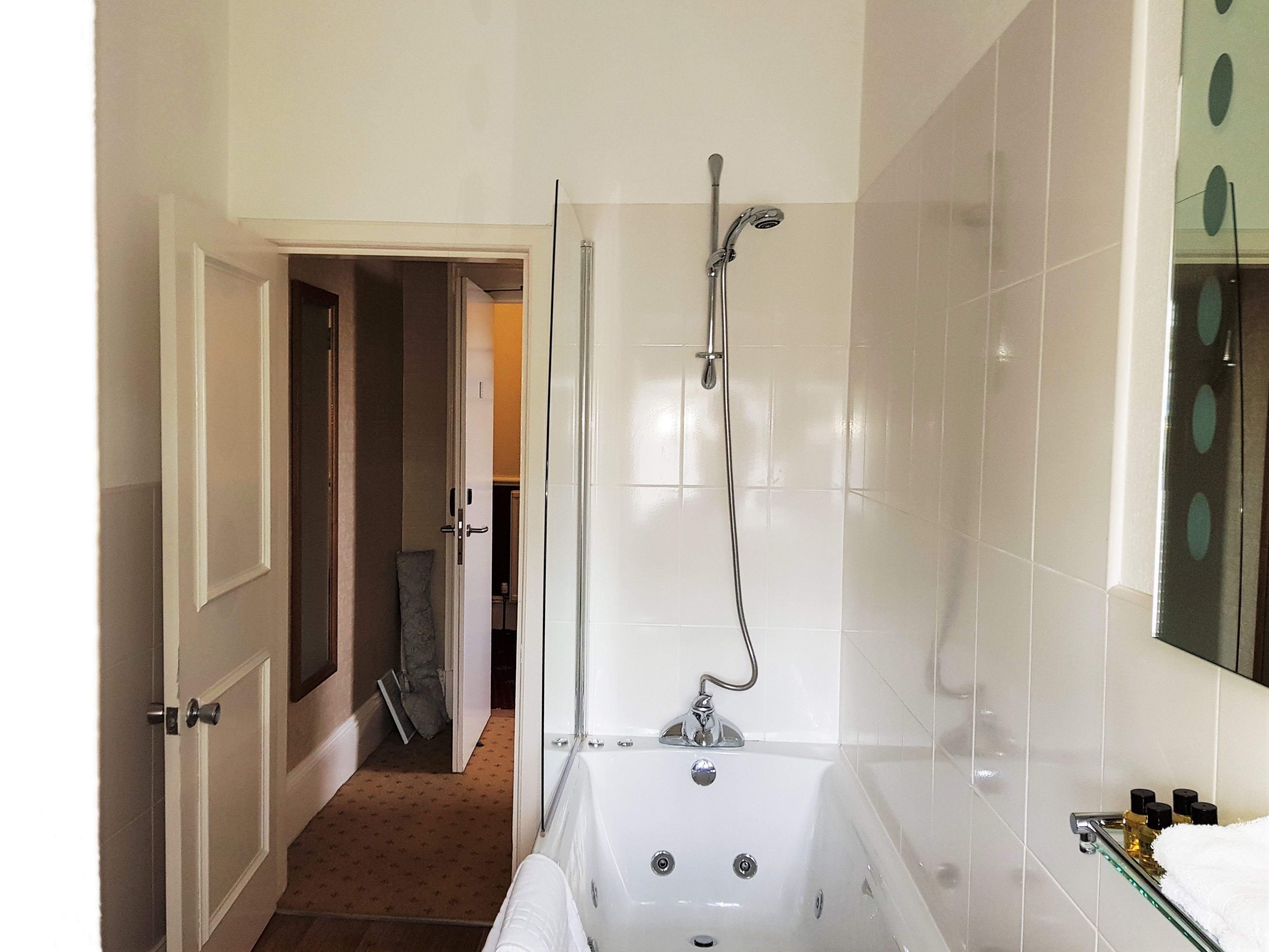 superior double or twin room, river view | jetted bathtub