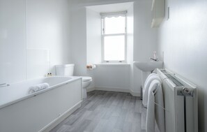 Apartemen Bisnis | Kamar mandi | Perlengkapan mandi gratis, pengering rambut, handuk, dan sampo