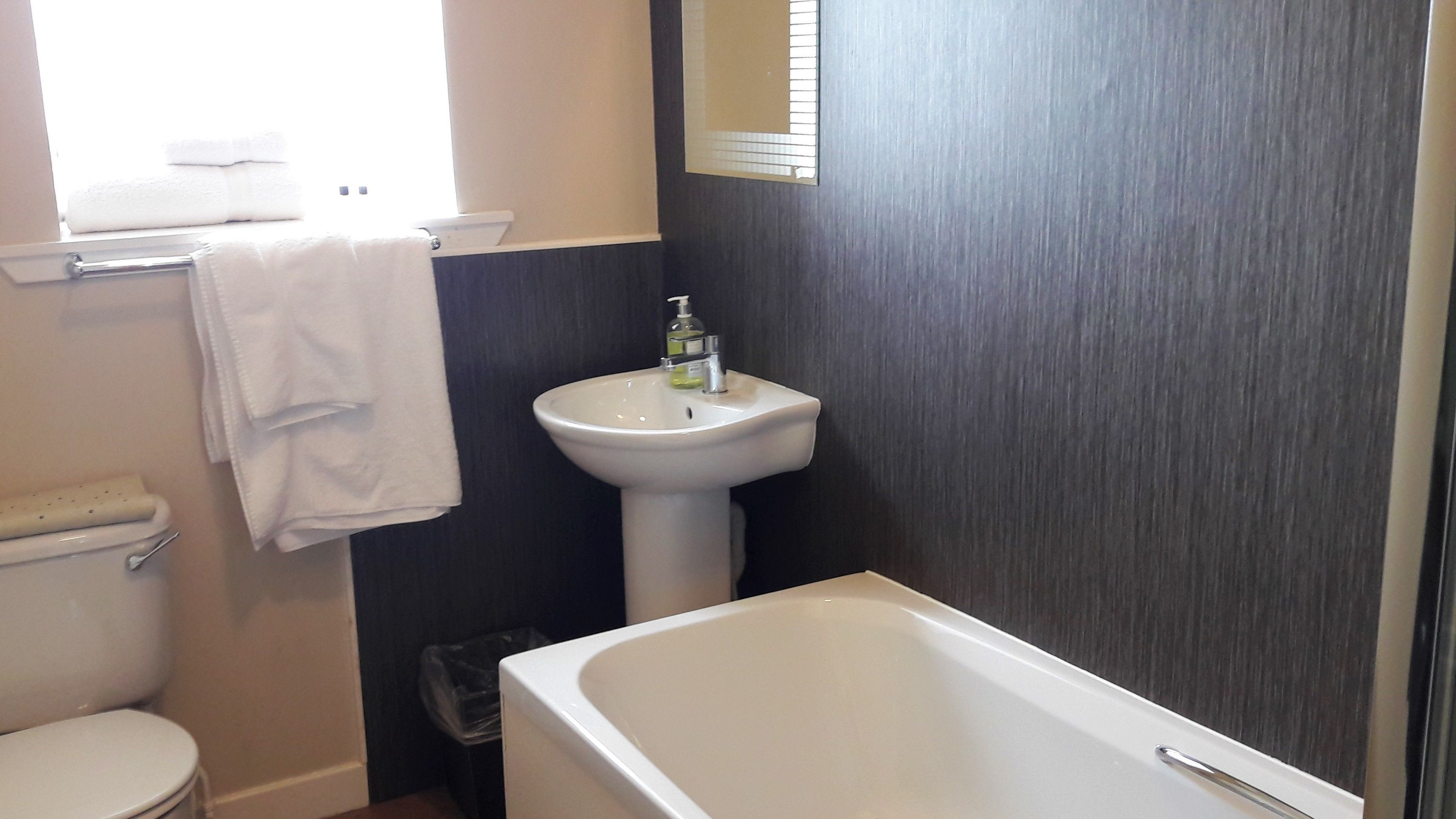 classic apartment, 1 double bed (self catering - no breakfast) | bathroom | free toiletries, hair dryer, towels, shampoo