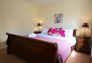 Quarto casal conforto, 1 cama Queen | Individualmente decorados, individualmente mobiliados