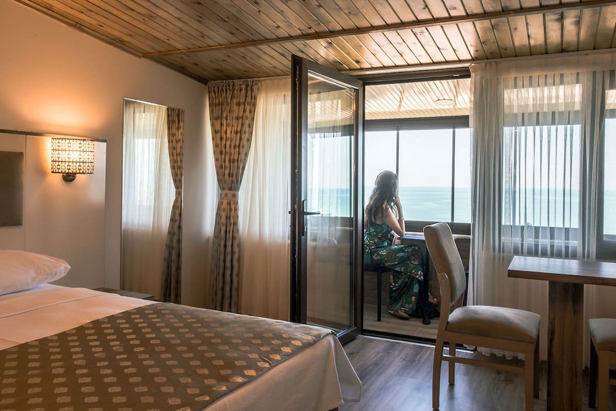 balkonlu deniz manzarali oda | minibar, in-room safe, desk, soundproofing