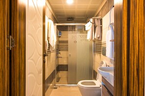 Douche, articles de toilette gratuits, sèche-cheveux, chaussons