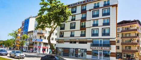 Vista frontal de la propiedad