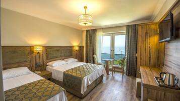 Habitación triple estándar | Minibar, caja de seguridad en la habitación y escritorio