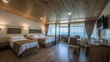 Balkonlu Deniz Manzarali Oda | 迷你吧、客房内保险箱、办公桌、隔音