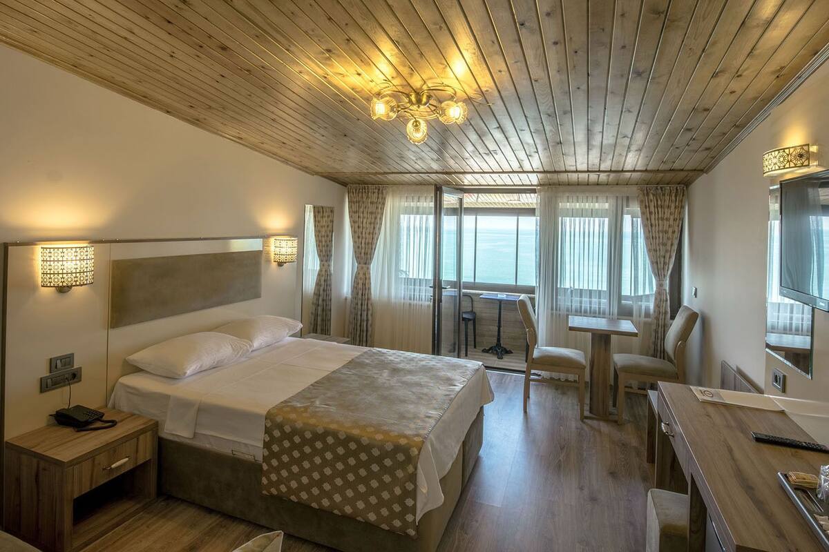 Balkonlu Deniz Manzarali Oda | Minibar, in-room safe, desk, soundproofing