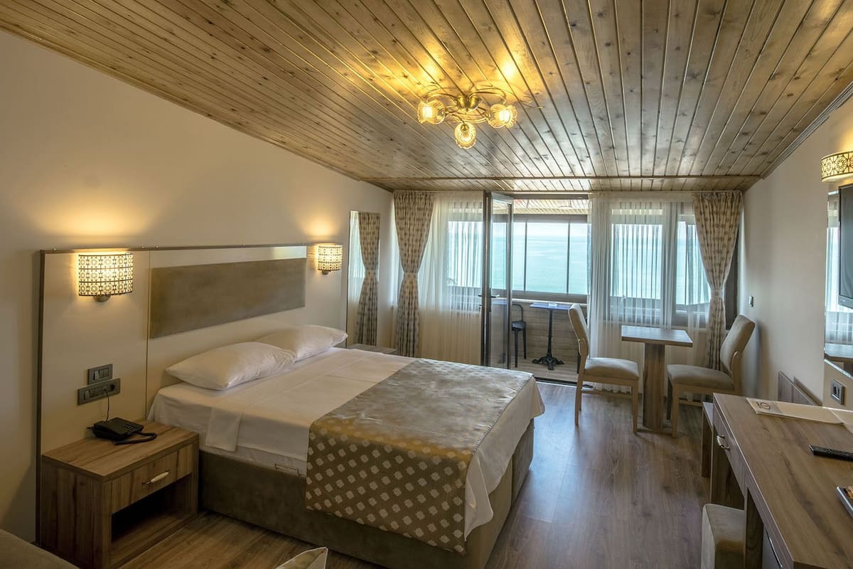 balkonlu deniz manzarali oda | minibar, in-room safe, desk, soundproofing