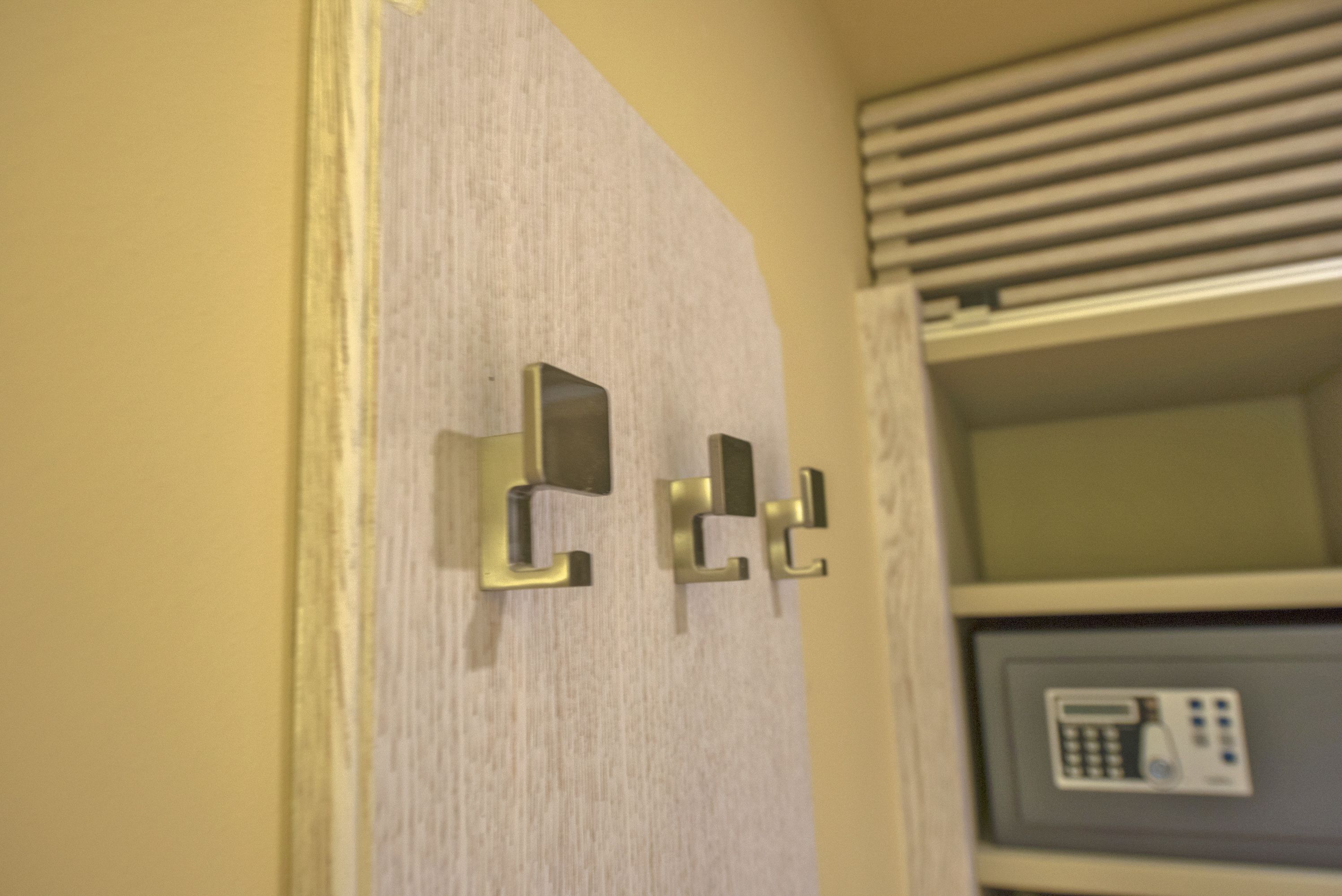 Una puerta con manija metálica y cerradura electrónica.