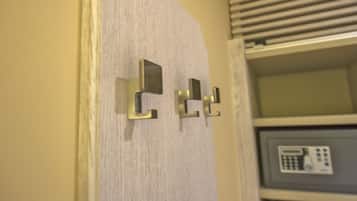 Una puerta con manija metálica y cerradura electrónica.