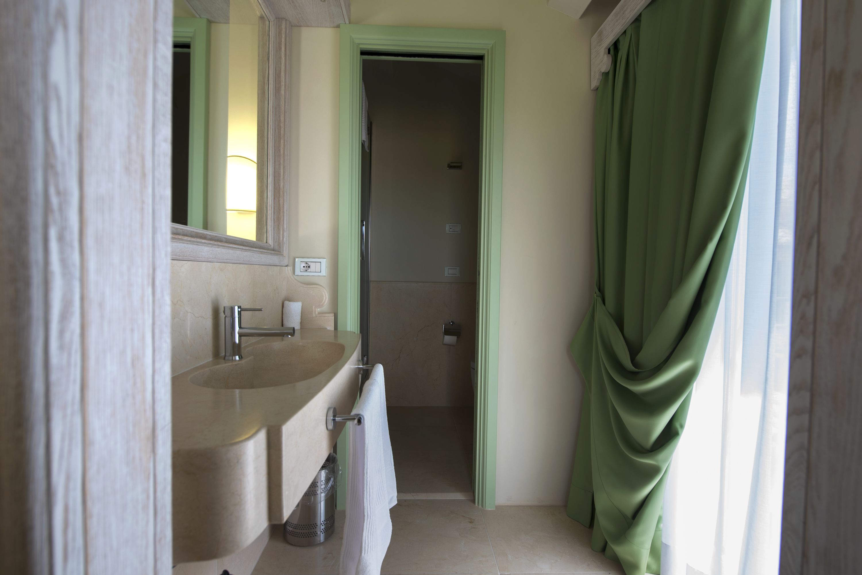Une salle de bain avec un lavabo, un miroir et une douche.
