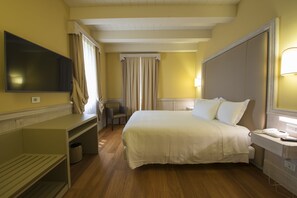 Minibar, caja de seguridad en la habitación y escritorio