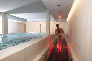 Seasonal outdoor pool, open 10:00 AM to 8:00 PM, pool umbrellas - Officina del Sole (Montegiorgio)