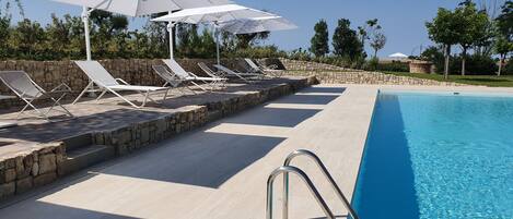 Kolam renang outdoor musiman, dengan payung kolam renang