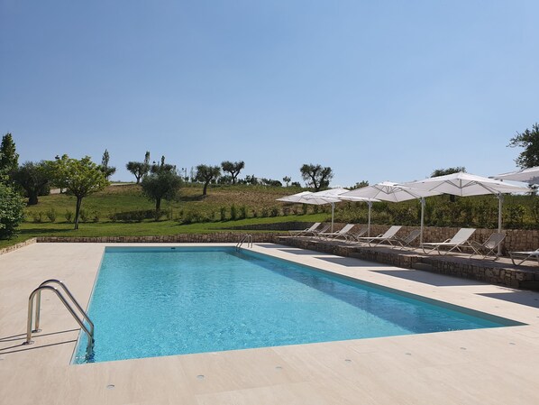 Kauden mukainen ulkouima-allas avoinna 10.00–20.00, aurinkovarjoja