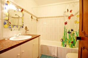 Apartamento, 1 habitación | Baño | Ducha y bañera combinadas y toallas