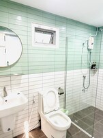 Banheiro | Chuveiro, produtos de toalete grátis, secador de cabelo 