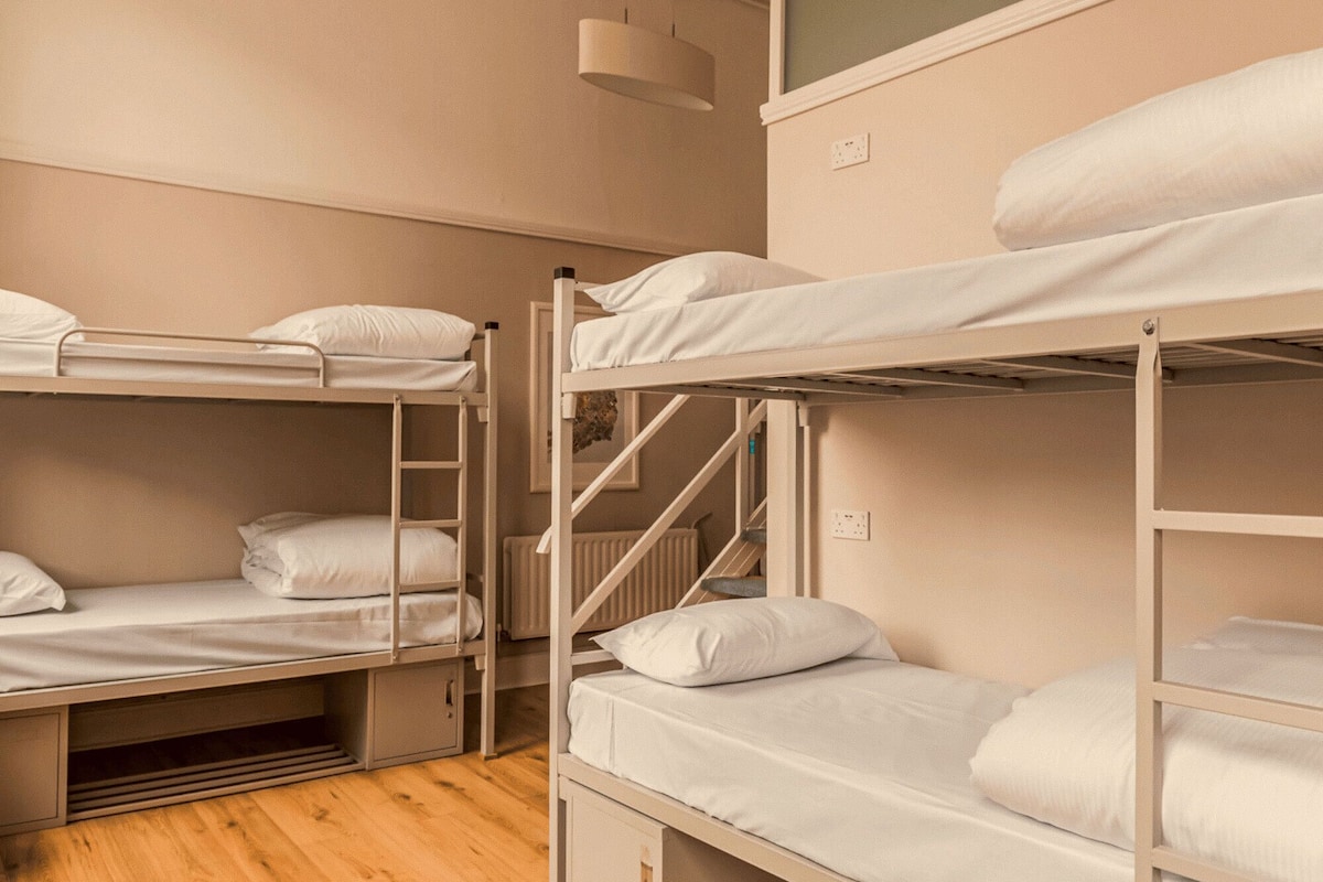 Cofres nos quartos, Wi-Fi de cortesia, roupa de cama