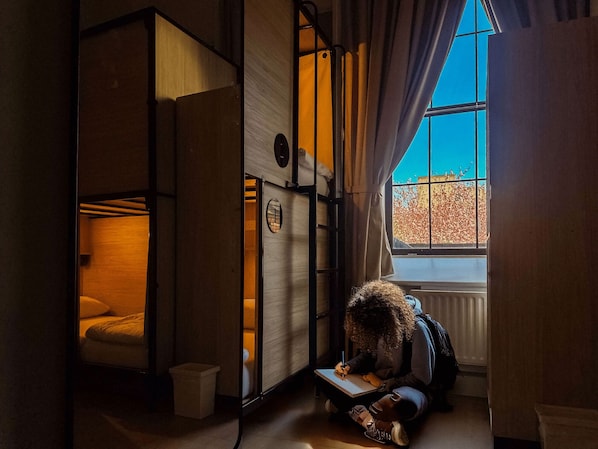 Standaard slaapzaal, alleen vrouwen, en-suite badkamer (Sleep 6) | Een kluis op de kamer, gratis wifi, beddengoed