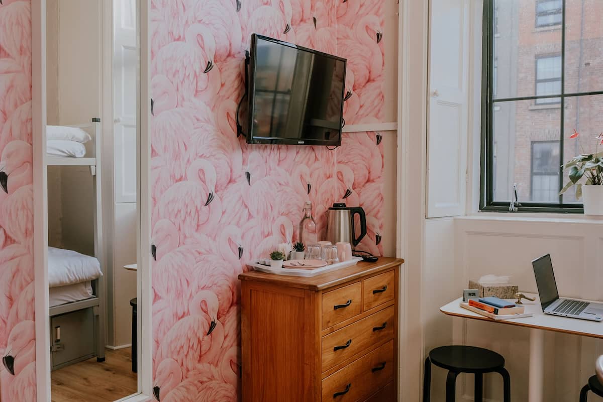 Quarto duplo standard | Cofres nos quartos, Wi-Fi de cortesia, roupa de cama