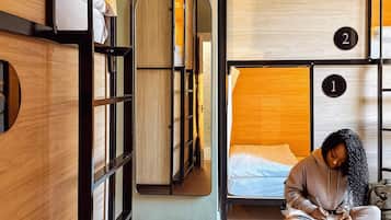 Dormitório compartilhado standard, somente para mulheres, suíte (Sleep 6) | Cofres nos quartos, Wi-Fi de cortesia, roupa de cama