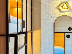 Dormitorio compartido estándar, dormitorio mixto (Sleep 4) | Caja de seguridad en la habitación, wifi gratis y ropa de cama 