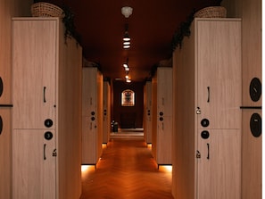 Slaapzaal, gemengd (Sleep 32) | Een kluis op de kamer, gratis wifi, beddengoed