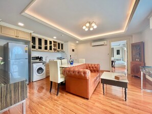 Executive 2 Bedrooms Suite | Coin séjour | Télévision LCD de 43 pouces avec chaînes par câble, télévision, Netflix