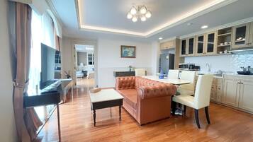 Executive 2 Bedrooms Suite | 거실 공간 | 케이블 채널 시청이 가능한 43인치 LCD TV, TV, 넷플릭스