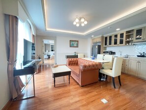 Executive 2 Bedrooms Suite | Coin séjour | Télévision LCD de 43 pouces avec chaînes par câble, télévision, Netflix
