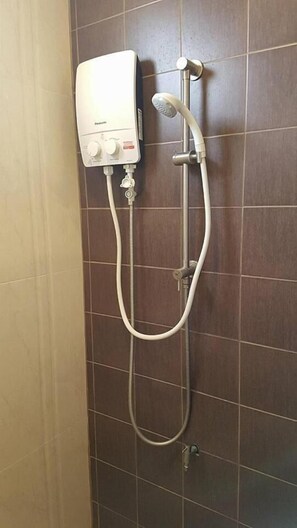 Ducha, artículos de higiene personal gratuitos y toallas