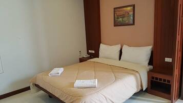 Desk, rollaway beds, free WiFi