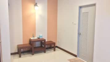 Modern Room | 書桌、摺床/加床 (收費)、免費 Wi-Fi