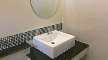 Modern Room | 浴室 | 淋浴設備、免費盥洗用品、毛巾