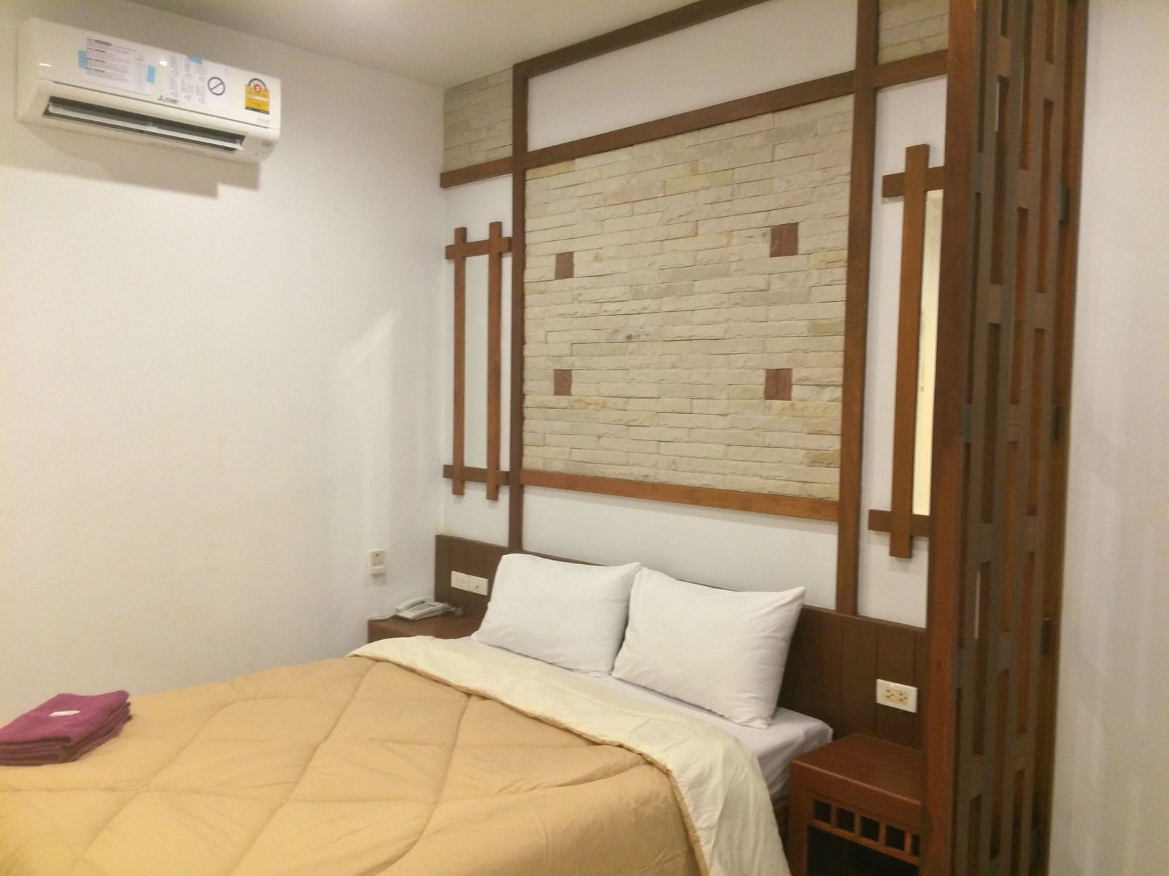 Desk, rollaway beds, free WiFi
