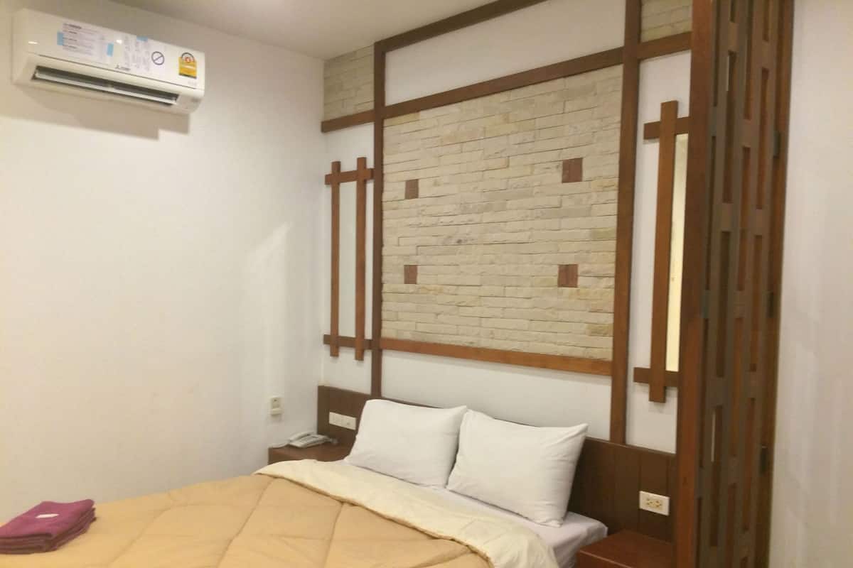Desk, rollaway beds, free WiFi