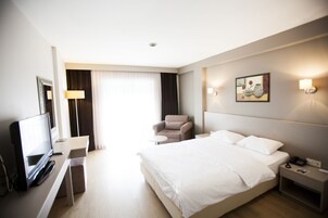 Deluxe Double Room, 1 Bedroom, Sea View | Egyptian cotton sheets, premium bedding, minibar, in-room safe
