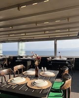 2 restaurantes; se sirve desayuno, almuerzo y cena