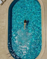 Una piscina al aire libre de temporada
