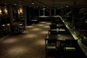 Hi ha 2 restaurants amb plats de cuina internacional