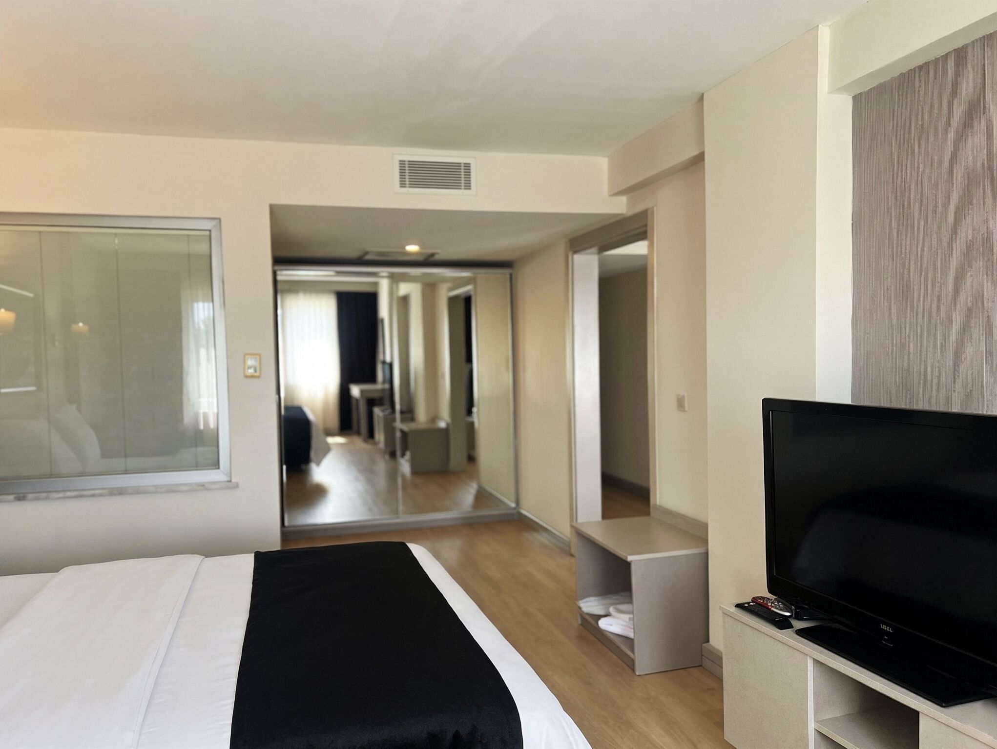 Executive Suite | Egyptian cotton sheets, premium bedding, minibar, in-room safe