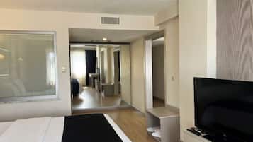 Executive Suite | Egyptian cotton sheets, premium bedding, minibar, in-room safe