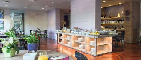 Free daily buffet breakfast