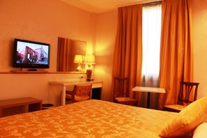 Triple Room | Premium bedding, minibar, in-room safe, desk - Hotel Posta 77 (San Giorgio in Bosco)