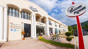 A hotel with a reception, reception desk, and a sign for the room service. - Room Room Boutique Hotel (Sapanca)
