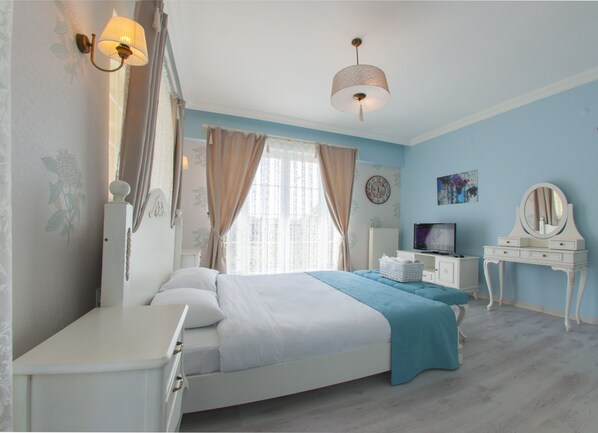 Suite, vista a la montaña | Escritorio, insonorización y wifi gratis 