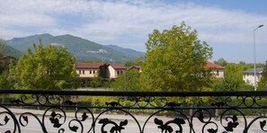 A view of a town with houses and mountains in the background. - Room Room Boutique Hotel (Sapanca)
