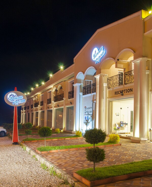 施設の正面 (日没後)