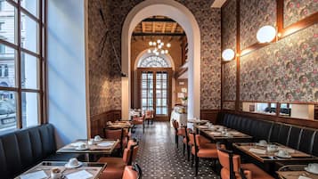 Desayuno continental (EUR 12 por persona)