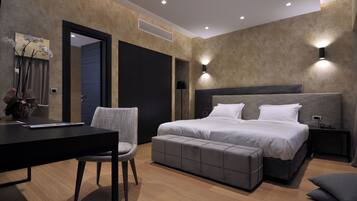 Un dormitorio moderno con una cama grande, un escritorio y una silla.